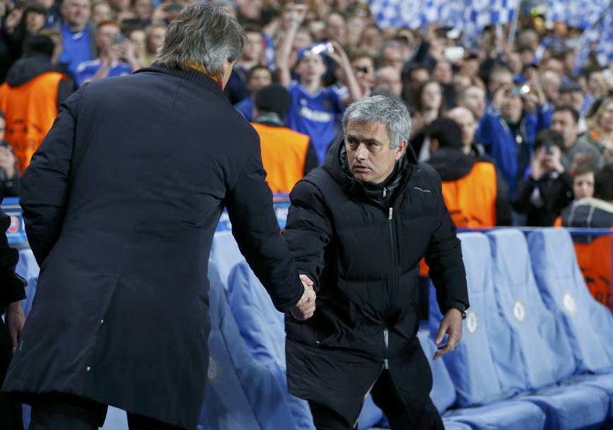 La stretta di mano tra Roberto Mancini e Jos Mourinho. Reuters